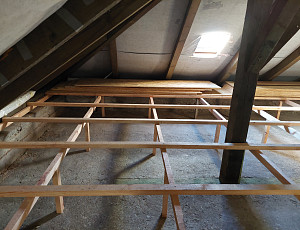 Zateplení stropu rodinného domu pomocí foukané izolace